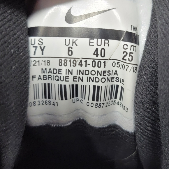 Nike | Team Hustle Youth Basketball Shoes Black with Strap Across Laces - Picture 5 of 8